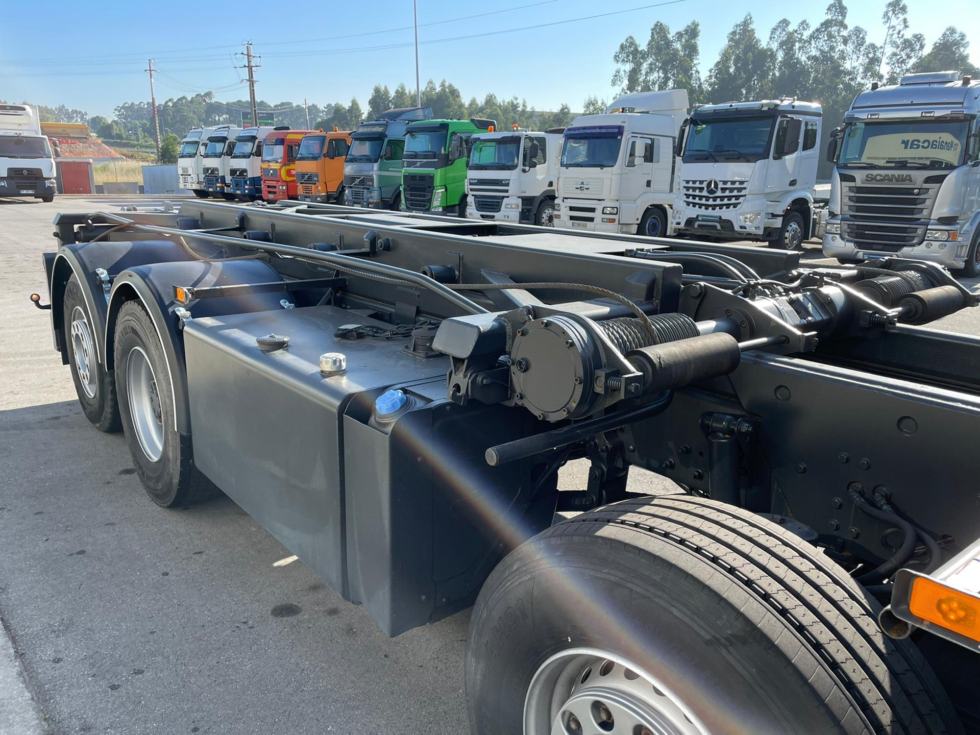 PORTA CONTENTORES COM SISTEMA DE CABOS 24 TON 2011 BOM ESTADO