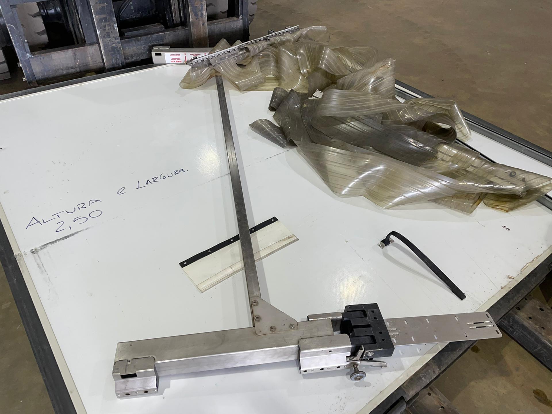 DIVISÓRIA PARA CAIXA ISOTÉRMICA COM SUPORTE DESLIZANTE (2,50 X 2,50)