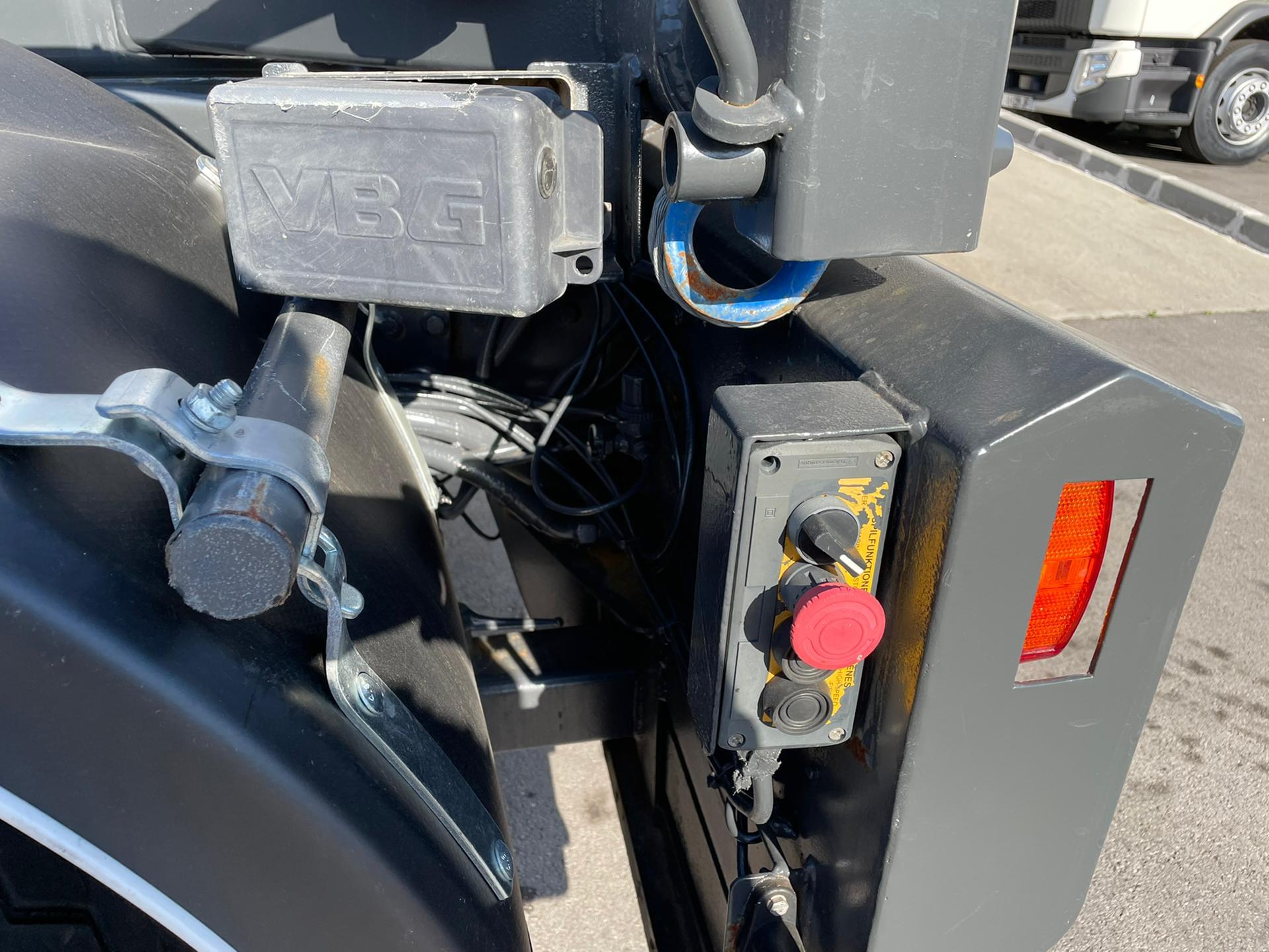 PORTA CONTENTORES COM SISTEMA DE CABOS 24 TON 2011 BOM ESTADO