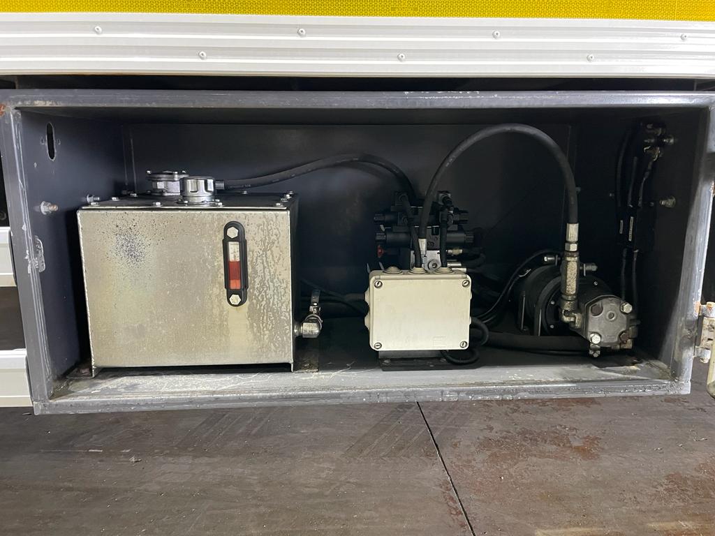 CAIXA FECHADA ESPECIAL COM PISO DUPLO AUTOMÁTICO TETO DE ELEVAR + PLATAFORMA TRASEIRA