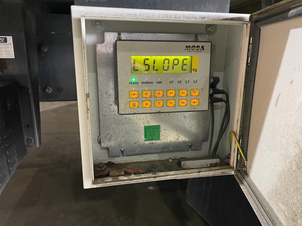 CAIXA FECHADA ESPECIAL COM PISO DUPLO AUTOMÁTICO TETO DE ELEVAR + PLATAFORMA TRASEIRA