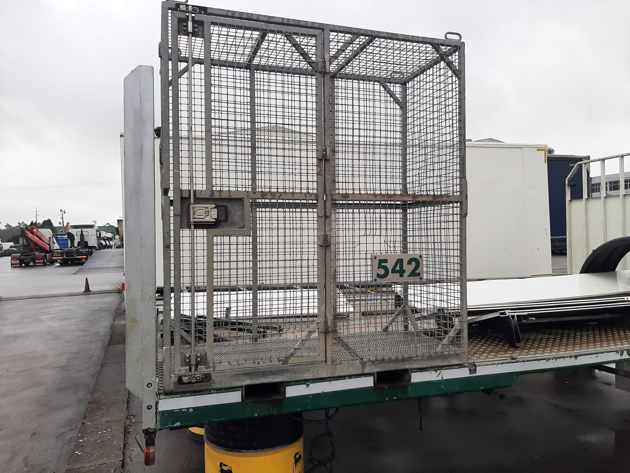 CAIXA TIPO ESTRADO + PLATAFORMA TRASEIRA + CAIXA DE ARMAZENAMENTO DE BOTIJAS DE GÁS