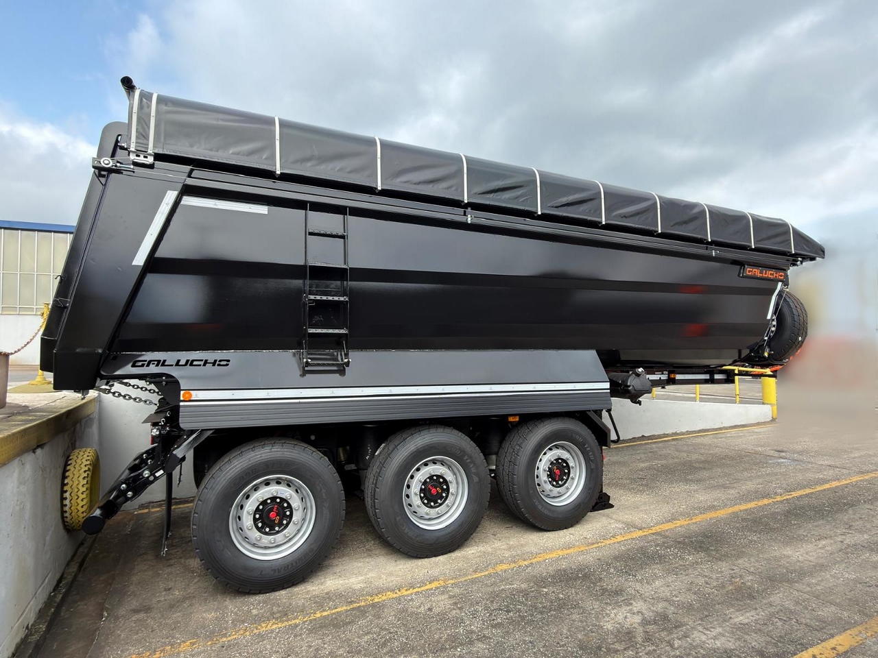 “NOVO” (NEW) – HARDOX 450 2 EIXOS DE ELEVAR