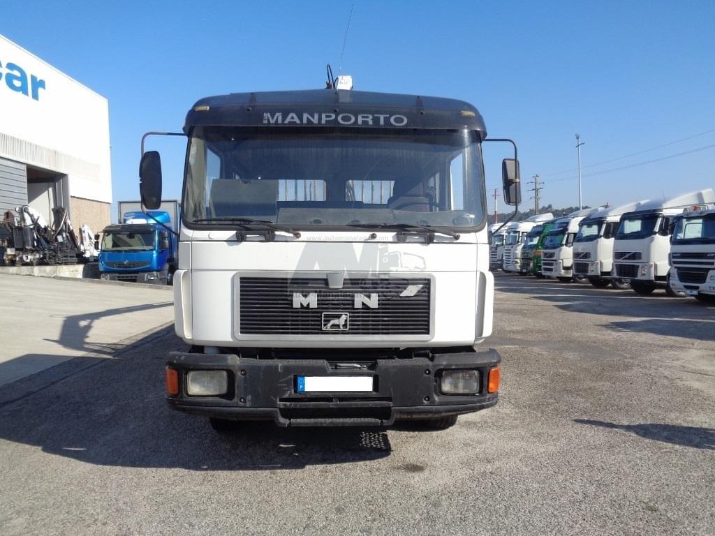 MAN 18.232 4X2 CABINE DUPLA COM GRUA