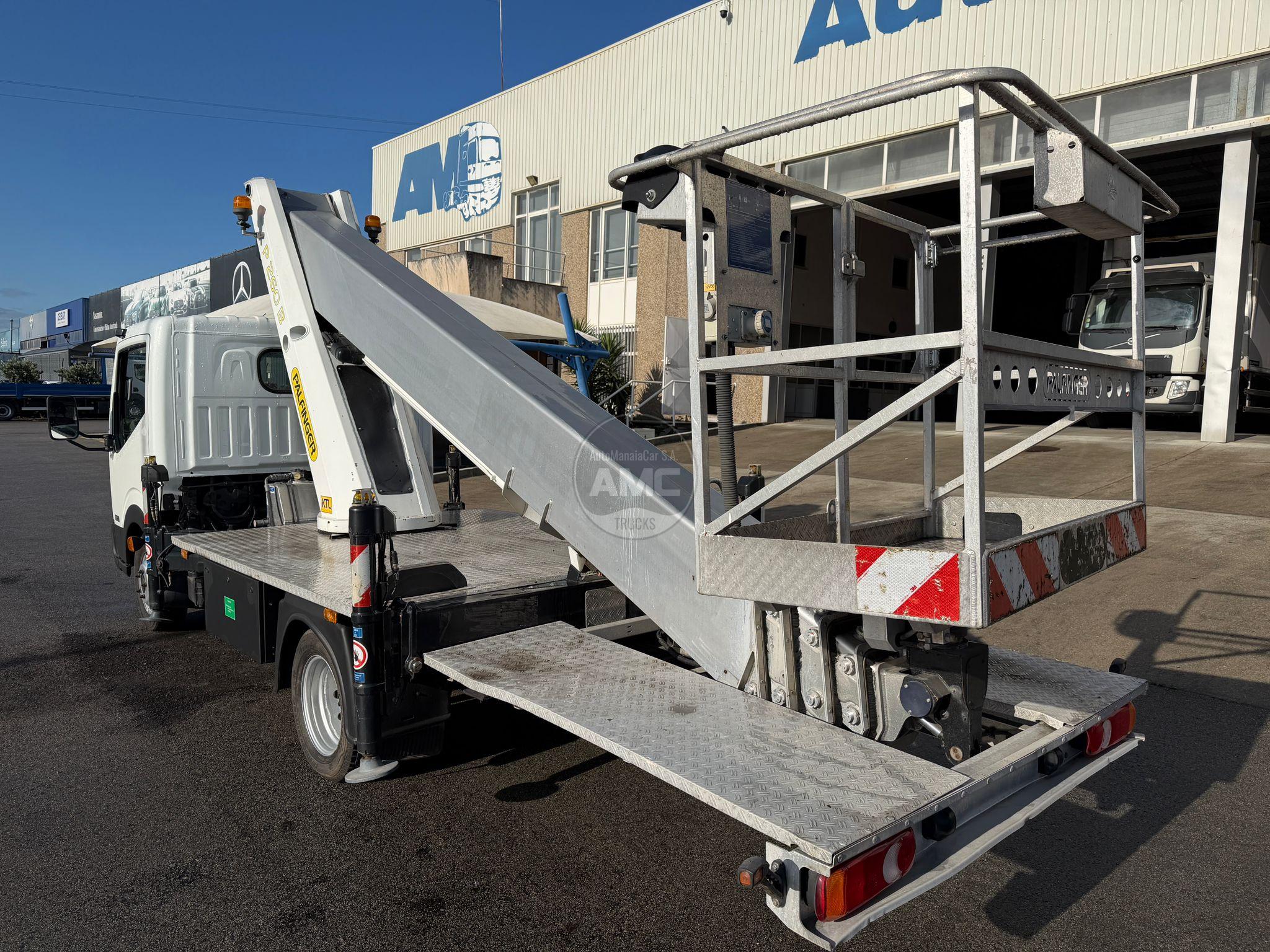 NISSAN CABSTAR 35.13 COM CESTO ELEVATÓRIO PALFINGER P260 B  26MT