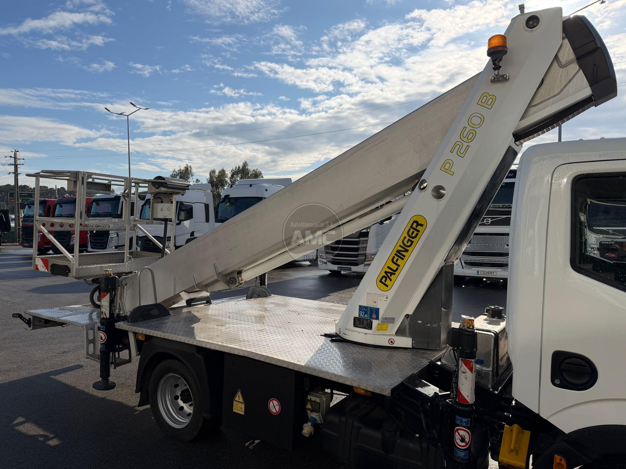 NISSAN CABSTAR 35.13 COM CESTO ELEVATÓRIO PALFINGER P260 B  26MT