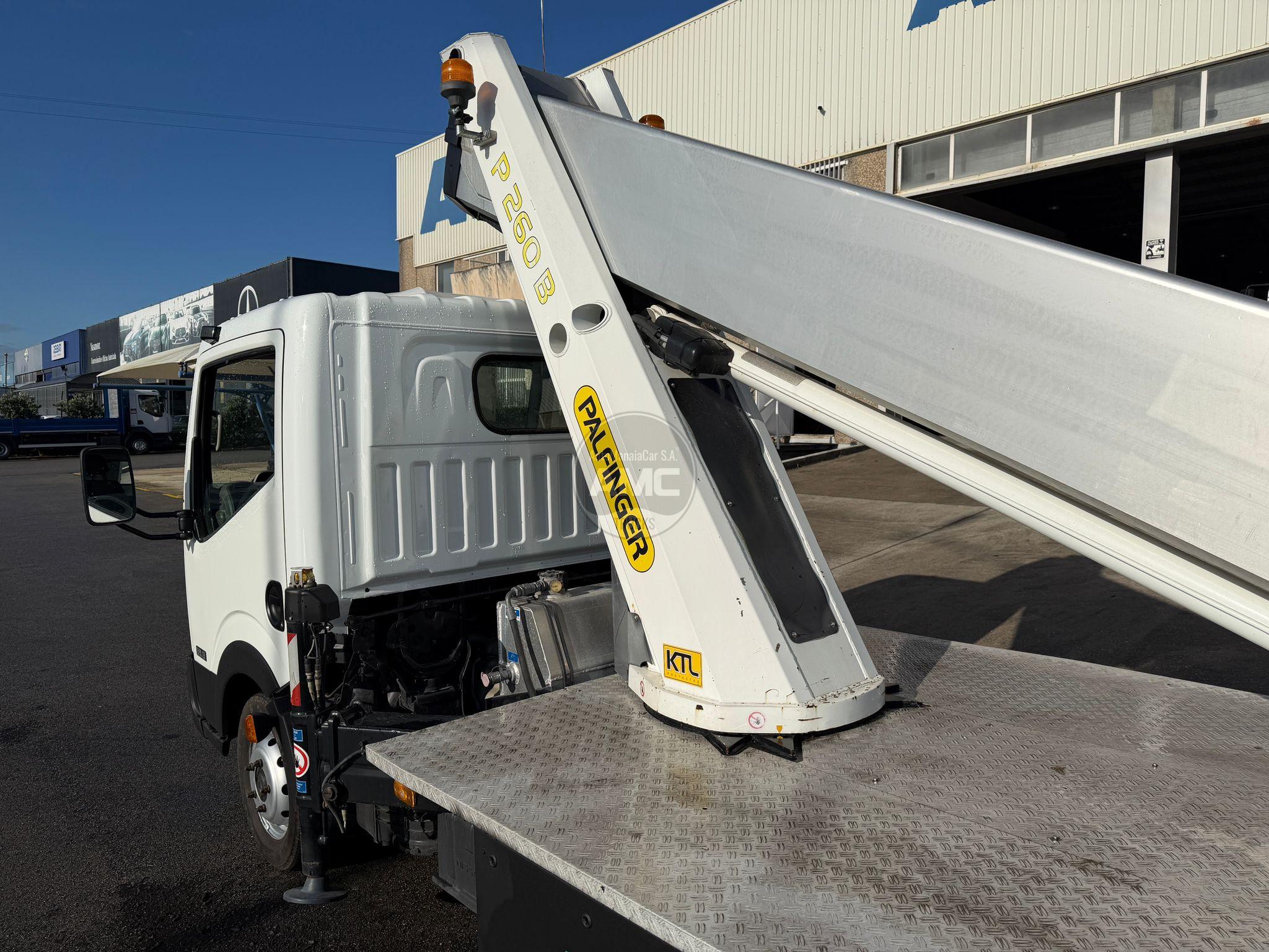 NISSAN CABSTAR 35.13 COM CESTO ELEVATÓRIO PALFINGER P260 B  26MT