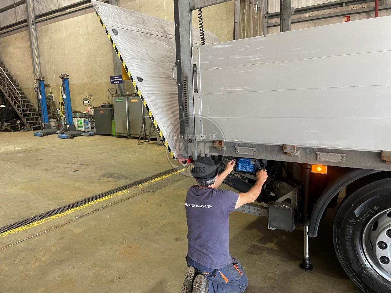 PLATAFORMA TRASEIRA DE ENCOSTO PALFINGER 3000 KG 2017