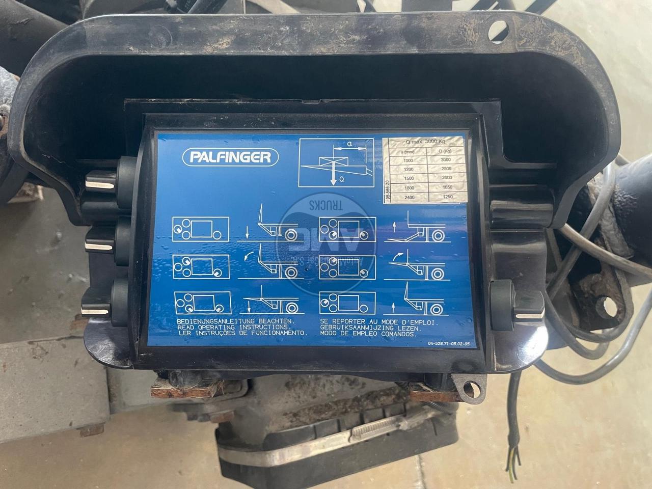 PLATAFORMA TRASEIRA DE ENCOSTO PALFINGER 3000 KG 2017