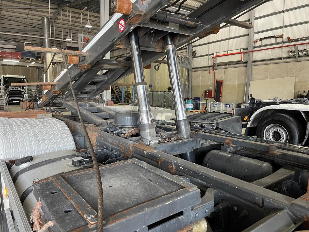 PORTA-CONTENTORES COM SISTEMA DE CABOS 25TON 2012