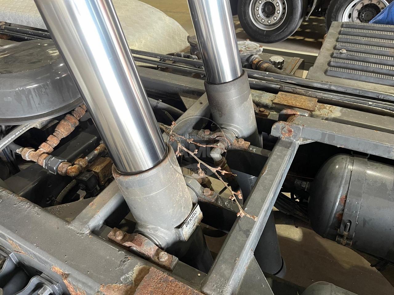 PORTA-CONTENTORES COM SISTEMA DE CABOS 25TON 2012