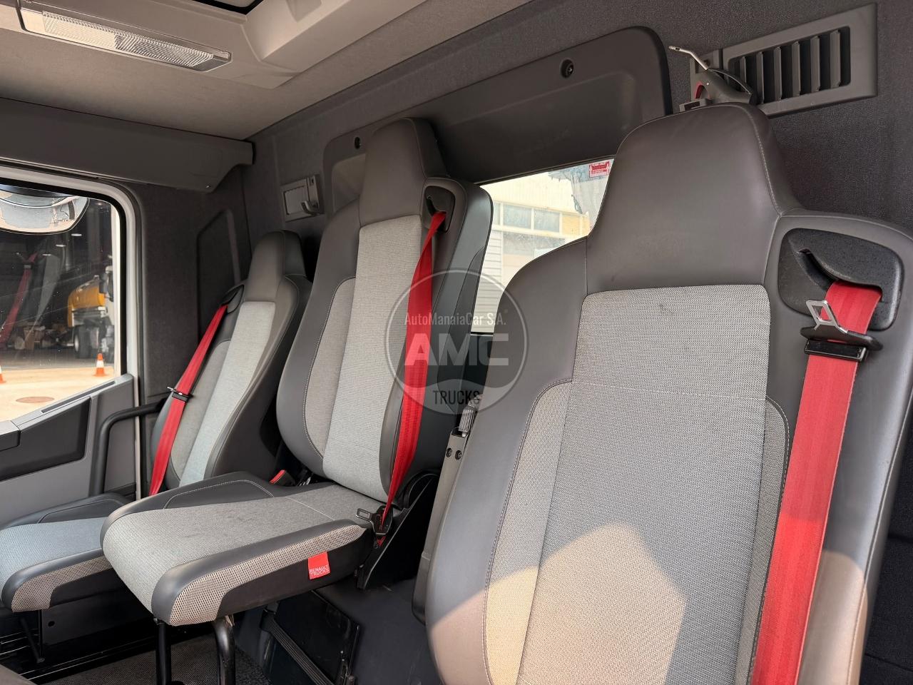 RENAULT C380 EURO6 6X4 BI-BASCULANTE COM GRUA 3 LUGARES 2015
