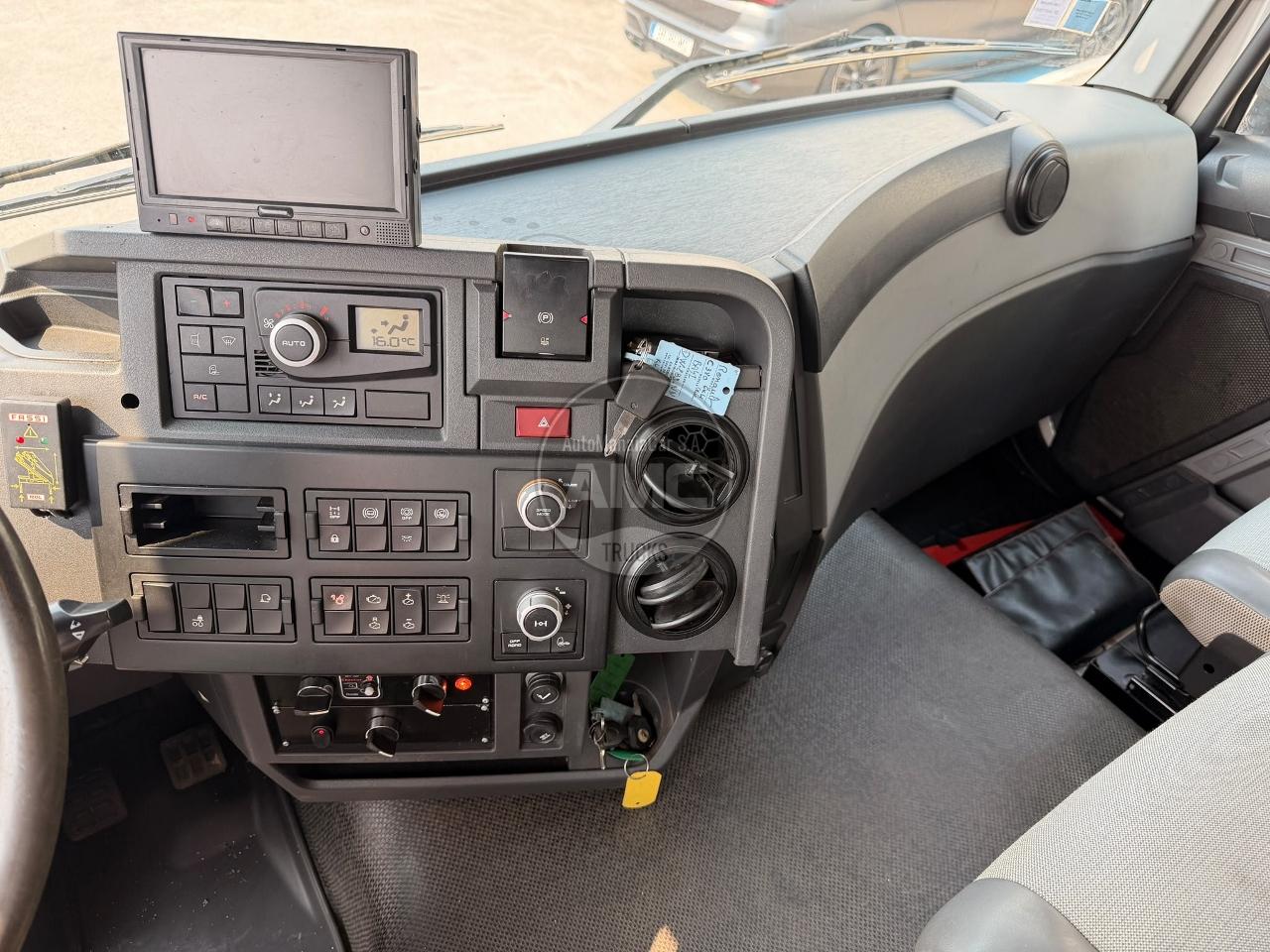 RENAULT C380 EURO6 6X4 BI-BASCULANTE COM GRUA 3 LUGARES 2015