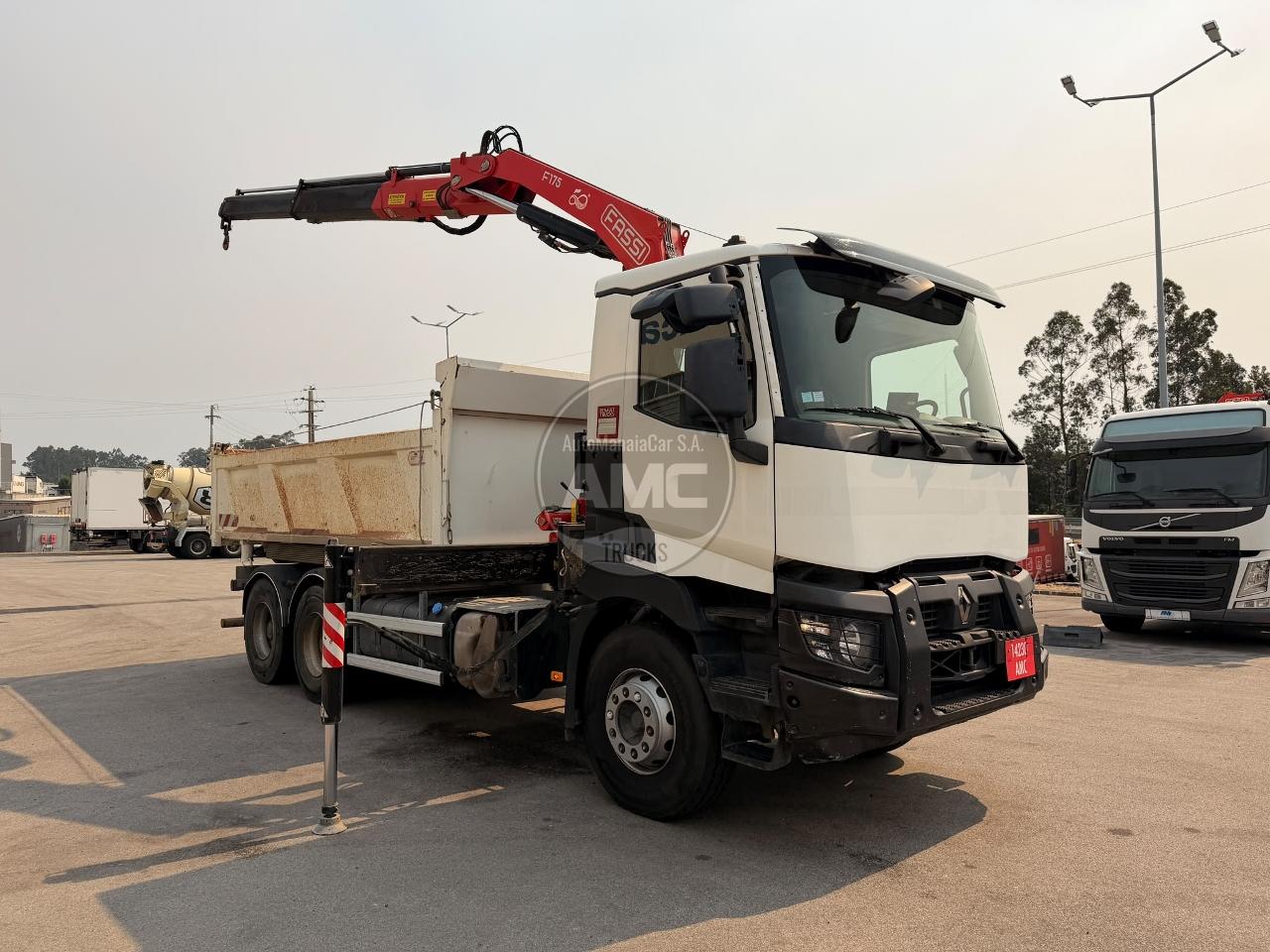 RENAULT C380 EURO6 6X4 BI-BASCULANTE COM GRUA 3 LUGARES 2015