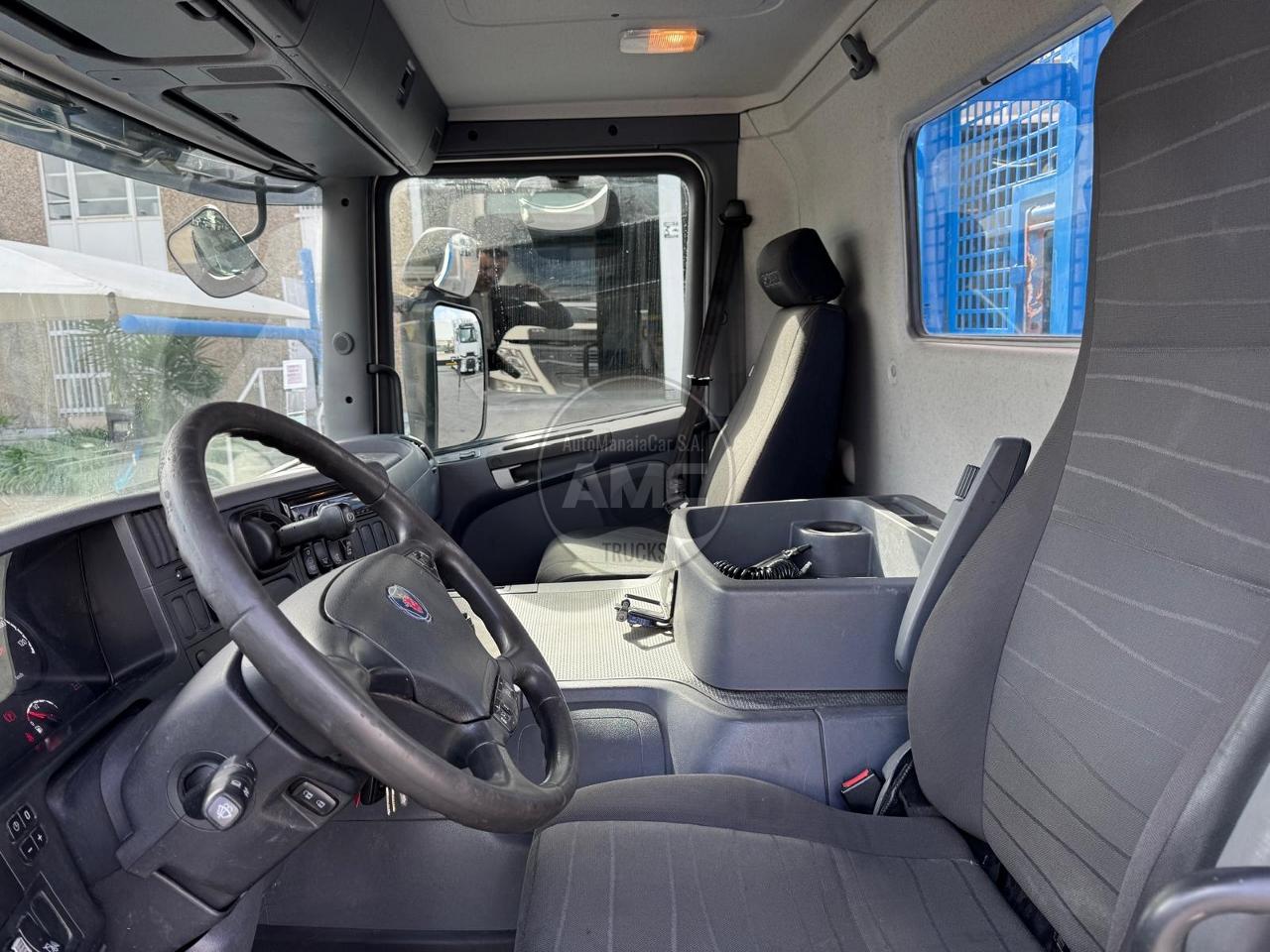 SCANIA P410 6X4 EURO6 COM GRUA HIAB KM 414 FT-S RETARDER REDUÇÃO