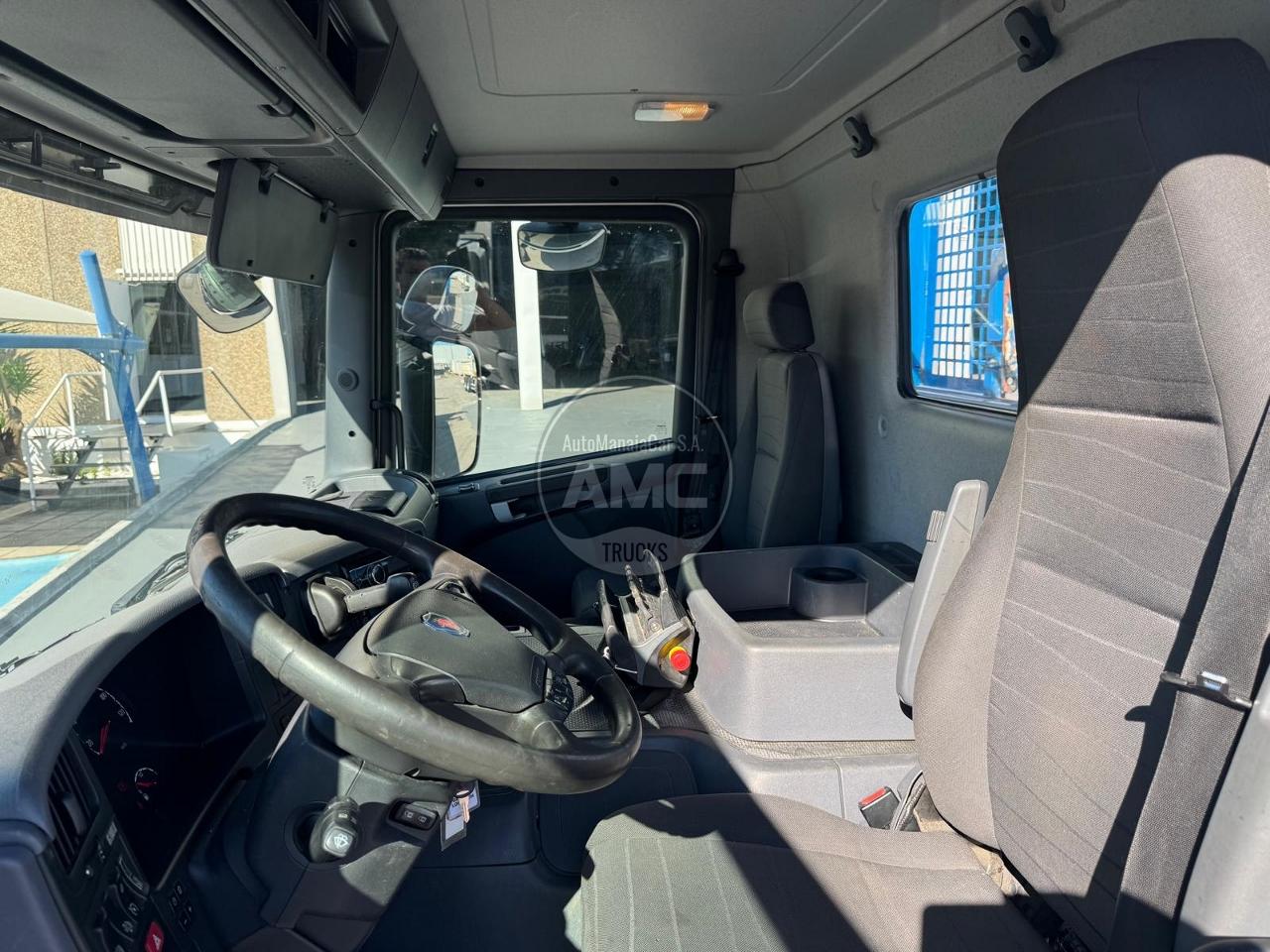 SCANIA P410 6X4 EURO6 COM GRUA HIAB KM 414 FT-S RETARDER REDUÇÃO