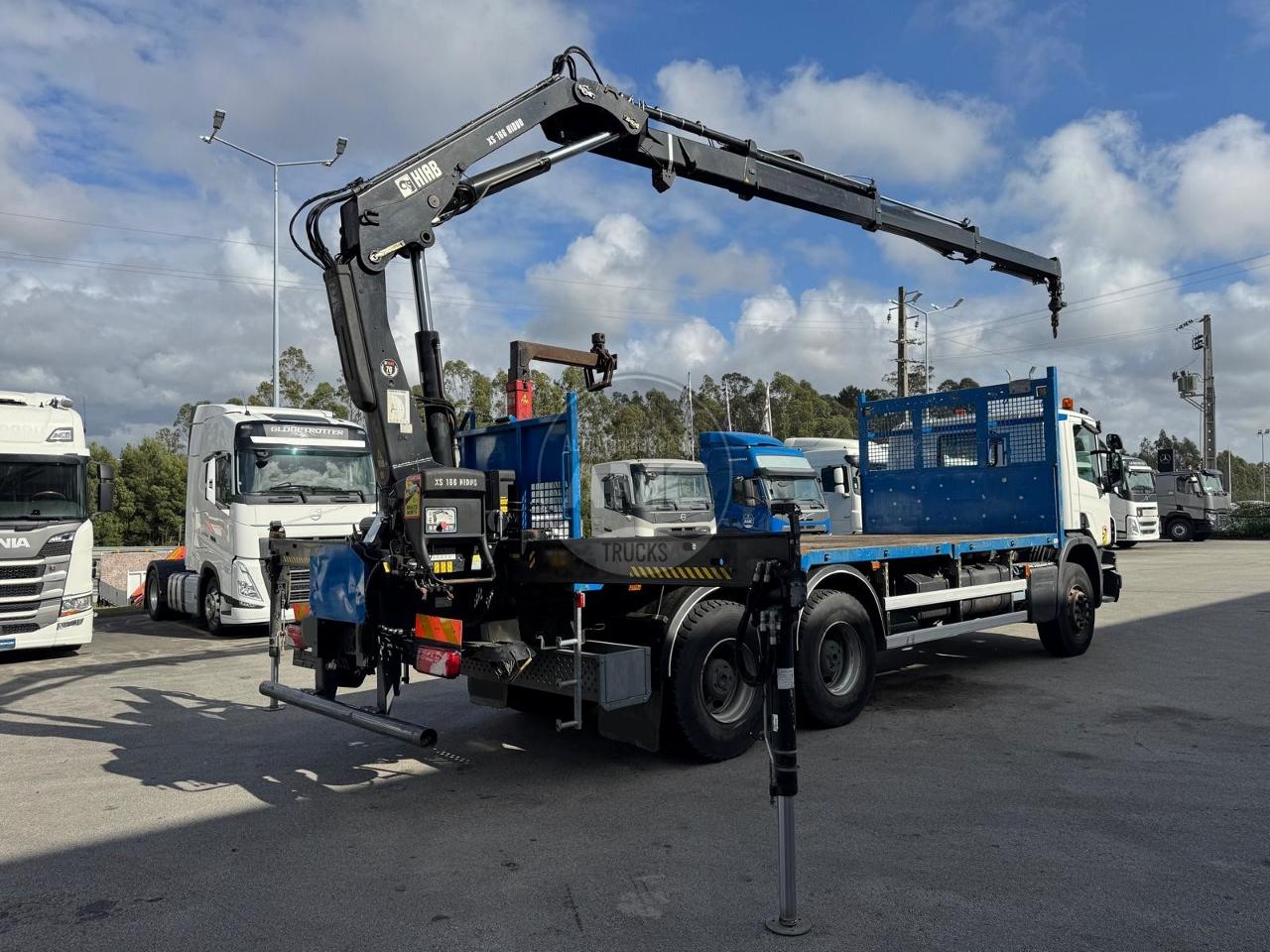 SCANIA P410 6X4 EURO6 COM GRUA HIAB KM 414 FT-S RETARDER REDUÇÃO