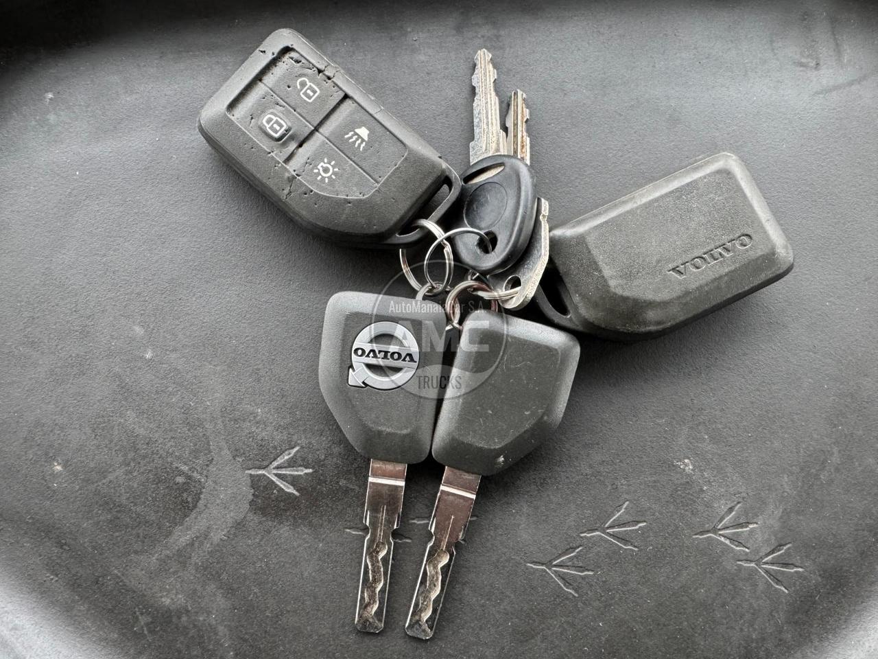 TRATOR VOLVO FH13 540 GLOBETROTTER 4X2 RETARDER COM TV