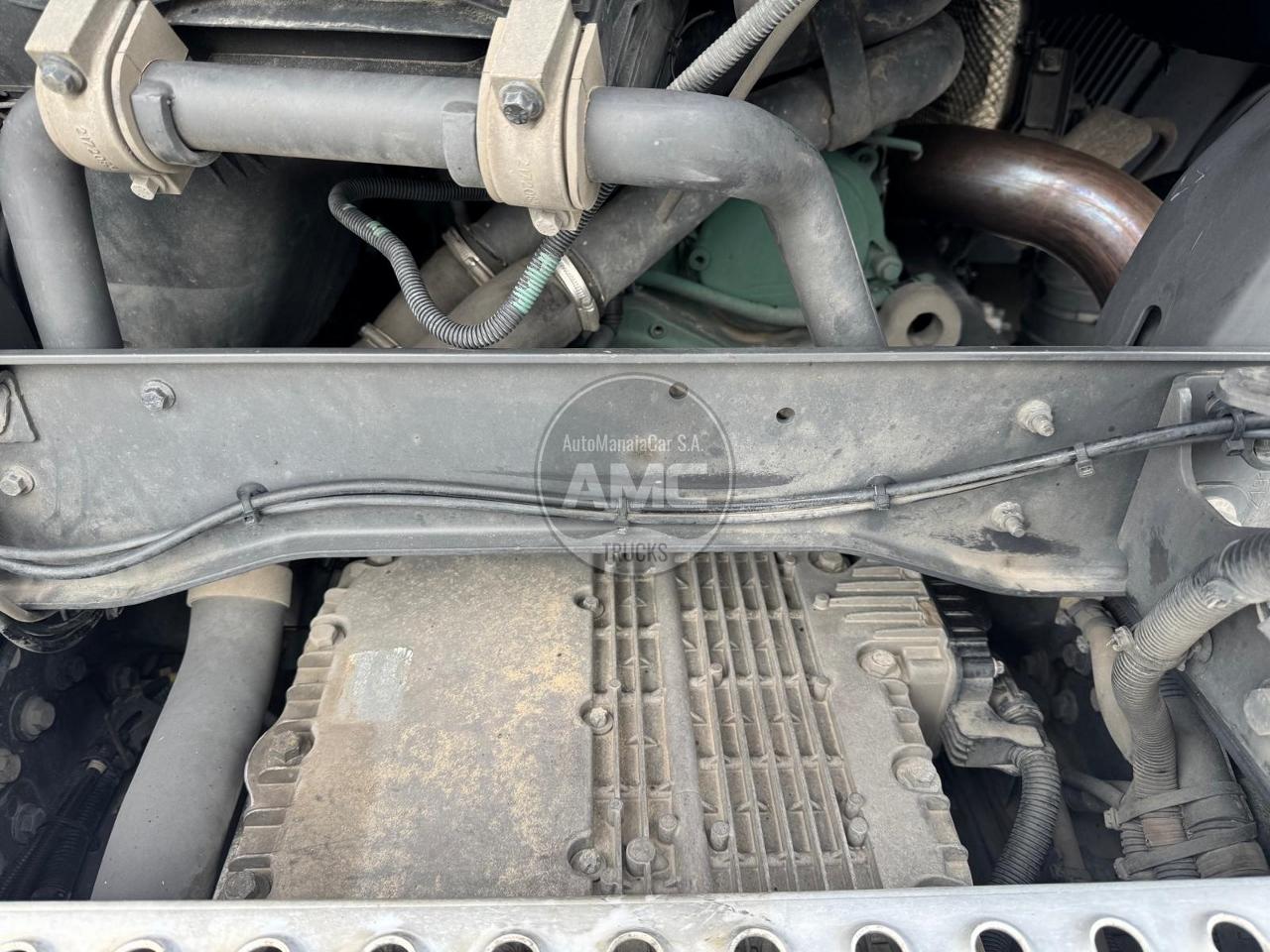 TRATOR VOLVO FH13 540 GLOBETROTTER 4X2 RETARDER COM TV