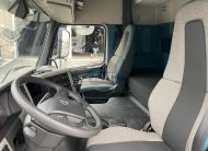 VOLVO FM11 330 EURO6 4X2 2017 COM CORTINAS E TETO DESLIZANTES 8.20 X 2.47 X 2.70