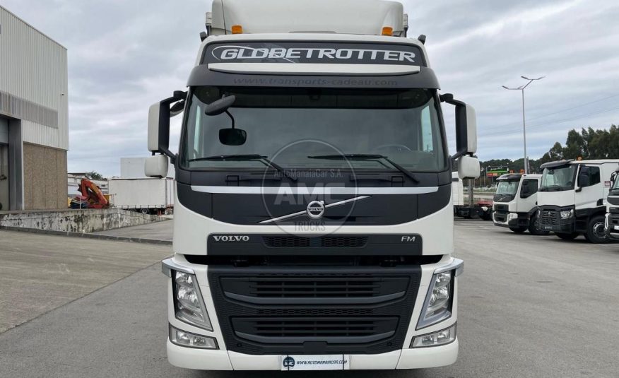 VOLVO FM11 330 EURO6 4X2 2017 COM CORTINAS E TETO DESLIZANTES 8.20 X 2.47 X 2.70